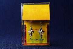 ゴッホ《夜のカフェテラス》イメージの“ガス灯”ピアス＆“星が浮かぶ”青い紅茶、大ゴッホ展3会場で販売