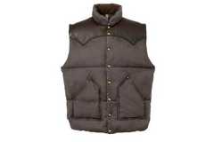 カミヤ×ロッキーマウンテンフェザーベッドのダウンベスト、“NYのメッセンジャー”着想のユーズド風