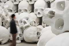 展覧会「ロン・ミュエク」展が六本木・森美術館で、“巨大な頭蓋骨彫刻”100点のインスタレーション