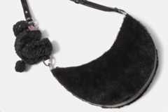 ケイト・スペード“クマのぬいぐるみ”ポーチ付き三日月バッグ、ふわふわなシアリング素材で