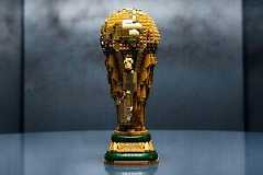 レゴの実寸大「FIFAワールドカップ トロフィー」内部に隠しギミック付き