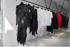 リミ フゥが東京・青山にオープン、レースが覗くギャザーブラウス＆ドクターマーチンのブーツ