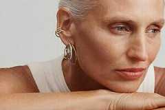 アーカーのジュエリー「エレメンツ」きらめくダイヤ×ゴールド交差するピアスやネックレス