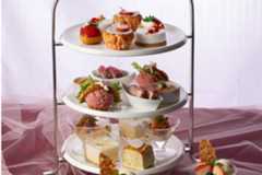 帝国ホテル 東京“赤＆白”のストロベリーアフタヌーンティー、いちごパフェや苺大福パン