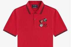 フレッドペリー“花の写真”バッジ付きレッドシャツ、クリス・ヴァン・アッシュとコラボ