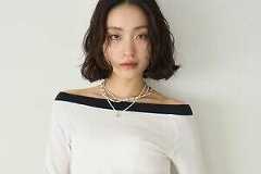 リリー ブラウン×フルーツオブザルームの2WAYカットソー、大きく開いたネックライン | リリー ブラウン