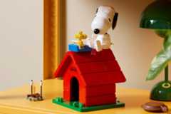 「大人レゴ」で”スヌーピーの世界”再現、犬小屋に腰掛けるスヌーピー＆ウッドストック