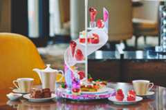 コンラッド大阪「ヴィクトリア朝」着想いちごアフタヌーンティー、ピンクコーンの花束風スイーツなど