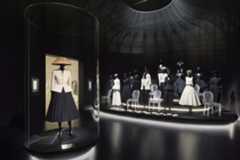 「クリスチャン・ディオール、夢のクチュリエ」展が東京で - 歴代の作品が一堂に、日本との関係にも着目