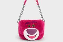 『トイ・ストーリー』ロッツォの“ふわふわ”ファーバッグ、チャールズ＆キースの新作