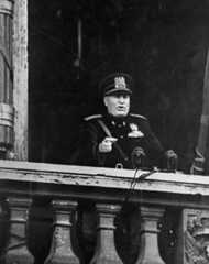 Benito Mussolini annuncia l'entrata in guerra: è il 10 giugno 1940.