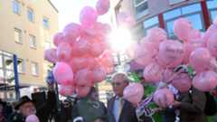 Mehr pink wagen: Büdinger Bürgermeister Erich Spamer verteilt Luftballons gegen rechte Umtriebe in seiner Gemeinde.