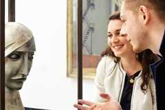 Zwei Menschen schauen eine Büste an