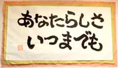 若い女性と年配の女性が話している画像