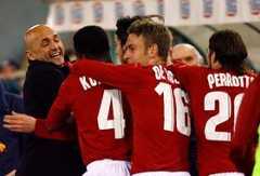 Un'esultanza di Spalletti con i giocatori. Reuters