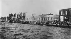  Thousands of Greek and Armenian refugees crowd onto Smyrna