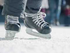 Schlittschuhe am Eisteich