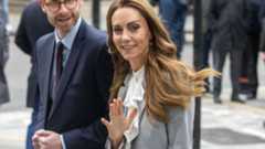 Kate Middleton, la princesa que transforma el estilo 'working girl' con blusa romántica y bolso XL