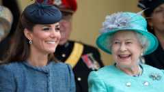 Así influyó Isabel II en el peinado más icónico de Kate Middleton (y nunca lo habías imaginado)