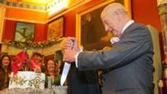 Las fotos más divertidas de Carlos III que no te puedes perder: en metro y sorprendido con un castillo para comérselo