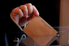 Enveloppe de bulletin de vote, sigle Republique Francaise, avec une urne de vote.