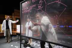 Dejvické divadlo - Elegance molekuly