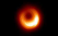 Nuevas imágenes del EHT revelan un entorno dinámico y turbulento alrededor del agujero negro supermasivo M87*