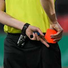 Rote Karte Fußball: Darum gibt es 2025 Platzverweise