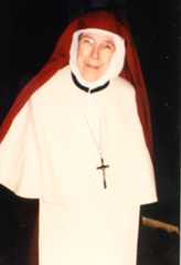 Imagen que contiene persona, interior, ropa, hombre Descripción generada con confianza muy alta