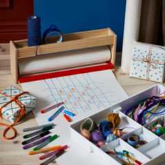 Kindercadeaus voor alle leeftijden, zoals kleurpotloden en tekenpapier op een bureau.