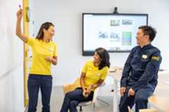 イケアの3人のコワーカーがミーティングルームで話している