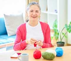 春に眠くなるのはなぜ？睡眠トラブルの原因や簡単にできる眠気対策を解説