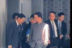 仏頂面で「両手をポケット」だったはずが...AI動画で中国外務省「ダンシング局長」爆誕