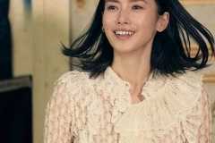 中谷美紀、グレーのパンツスーツ姿で髪かき上げ...変わらぬ美貌　年上夫と2ショット「幸せオーラが眩しい」