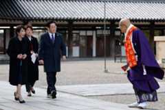 The head priest of Horyuji temple greets Prime Minister Sanae Takaichi and South Korean President Lee Jae Myung at the temple in Ikaruga, Nara Prefecture, on Wednesday.