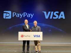 PayPay CEO Ichiro Nakayama (left) and Jack Forestell, Visa’s chief product and strategy officer, attend a news conference in Tokyo on Thursday. 