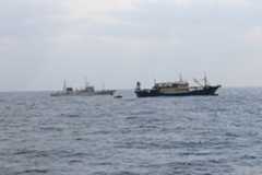 Japan's Fisheries Agency patrol vessel Hakuo Maru (left) and Chinese fishing vessel Qiong Dong Yu 11998 are seen in waters off Nagasaki Prefecture on Thursday. 