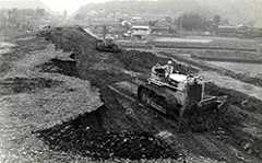 山科川歓修寺間旧堤均し中のブルドーザTD24、D-80