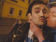 «Это отвал башки!»: Риналь Мухаметов и Саша Алябьев уходят в отрыв в трейлере комедии «Качели»