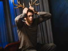 «Просто так ничего не бывает»: Кузьма Сапрыкин отращивает рога в трейлере «Оленя»