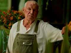 «Дом, где твои родные люди»: Сергей Гармаш отправляется на поиски ушастика в трейлере «Чебурашки 2»