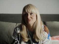 Анна Михалкова и Александр Яценко вспоминают 90-е в deepfake-мокьюментари «Ровесник»