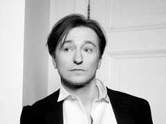 Сергей Безруков подал в суд иск о запрете продажи масок с изображением своего лица