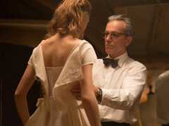 Дэниэл Дэй-Льюис шьёт костюмы в дублированном трейлере «Призрачной нити»