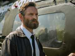 «Развели тут уголок Дурова»: Виктор Добронравов спасает медвежонка в трейлере фильма «Пальма 2»