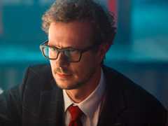 «Это как в футболе?»: Тихон Жизневский озвучивает мысли Александра Петрова в трейлере «Комментируй это»