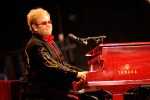 Elton und sein rotes Piano begeistern 8000 Zuschauer in Düsseldorf., Live in Düsseldorf 2009 | © laut.de (Fotograf: Peter Wafzig)