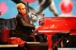 Elton und sein rotes Piano begeistern 8000 Zuschauer in Düsseldorf., Live in Düsseldorf 2009 | © laut.de (Fotograf: Peter Wafzig)