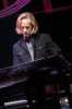 Elton und sein rotes Piano begeistern 8000 Zuschauer in Düsseldorf., Live in Düsseldorf 2009 | © laut.de (Fotograf: Peter Wafzig)