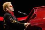 Elton und sein rotes Piano begeistern 8000 Zuschauer in Düsseldorf., Live in Düsseldorf 2009 | © laut.de (Fotograf: Peter Wafzig)